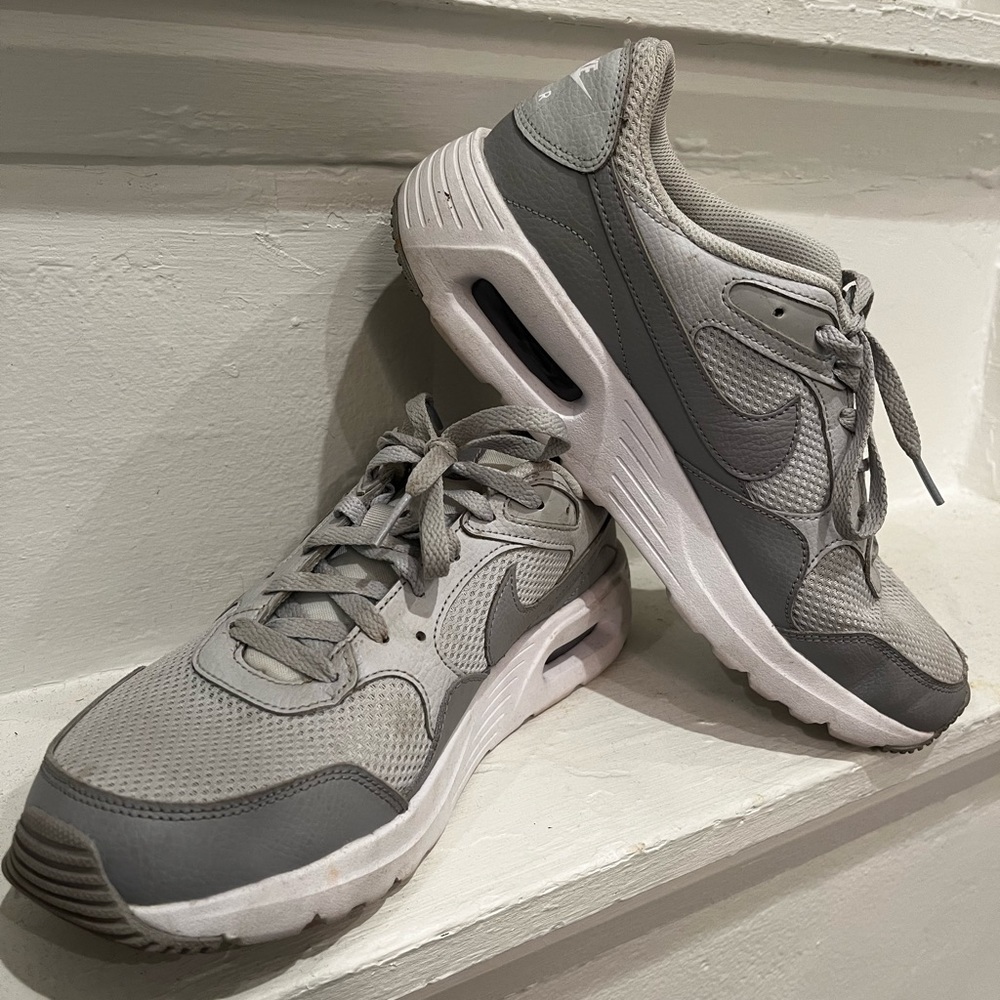 Good condition! USED Nike AirMax in white/grey.